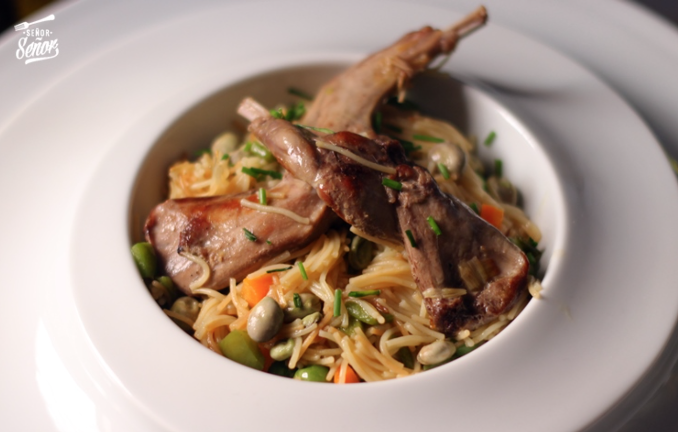 Ensalada de pimientos asados atún y huevo con conejo con fideos, habas y guisantes